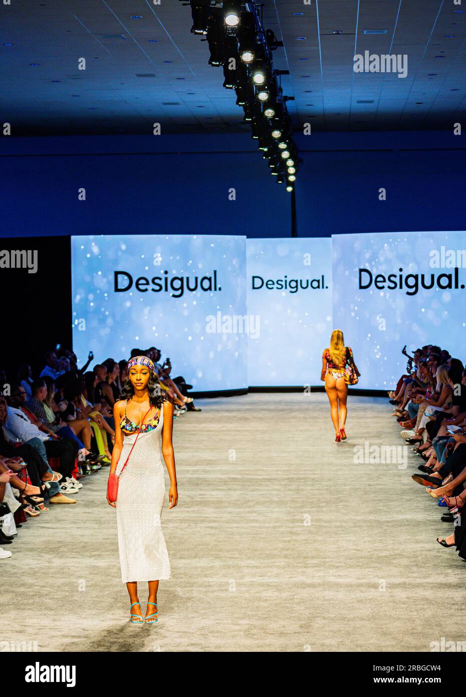 Miami Beach, Florida, USA - 7. Juli 2023: Art Heart Fashion - Miami Swim Week im Fontainebleau 