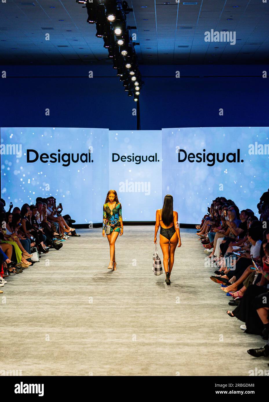 Miami Beach, Florida, USA - 7. Juli 2023: Art Heart Fashion - Miami Swim Week im Fontainebleau 