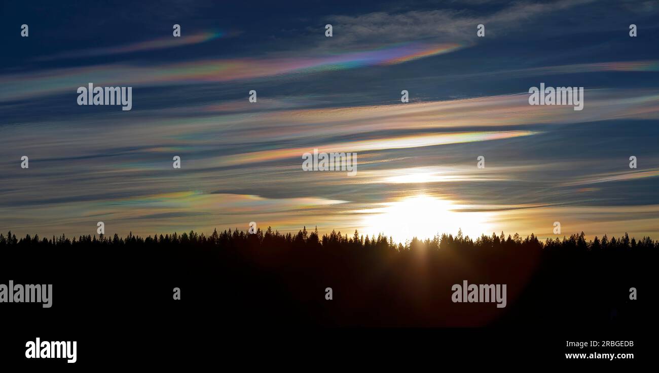 Polare stratosphärische Wolken, PSCs, Perlmuttwolken, im Winterhimmel bei Levi, Lappland, Finnland Stockfoto