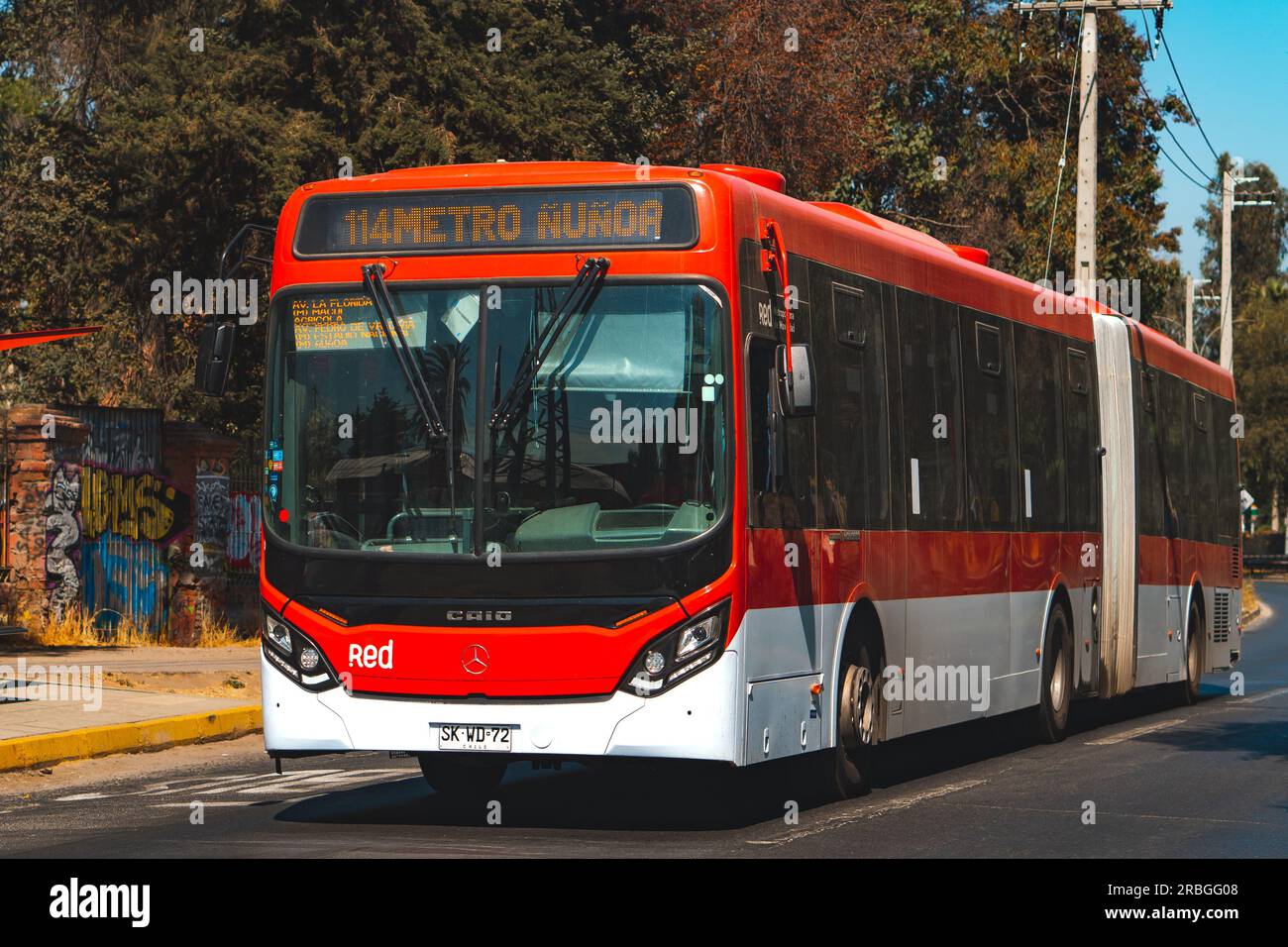 Santiago, Chile - April 06 2023: Ein brandneuer öffentlicher Nahverkehr Transantiago oder Red Metropolitana de Movilidad, Bus auf der Route 114 Stockfoto