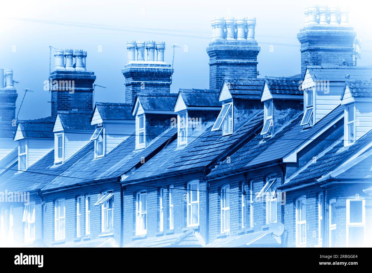 Blaues Hintergrundbild mit viktorianischem terrassenförmigem Gehäuse in Basingstoke, Großbritannien. Konzept: Lebenshaltungskosten, Hypothekenbezahlbarkeit, Kauf-zu-Vermietung, Wohnimmobilienpreise Stockfoto