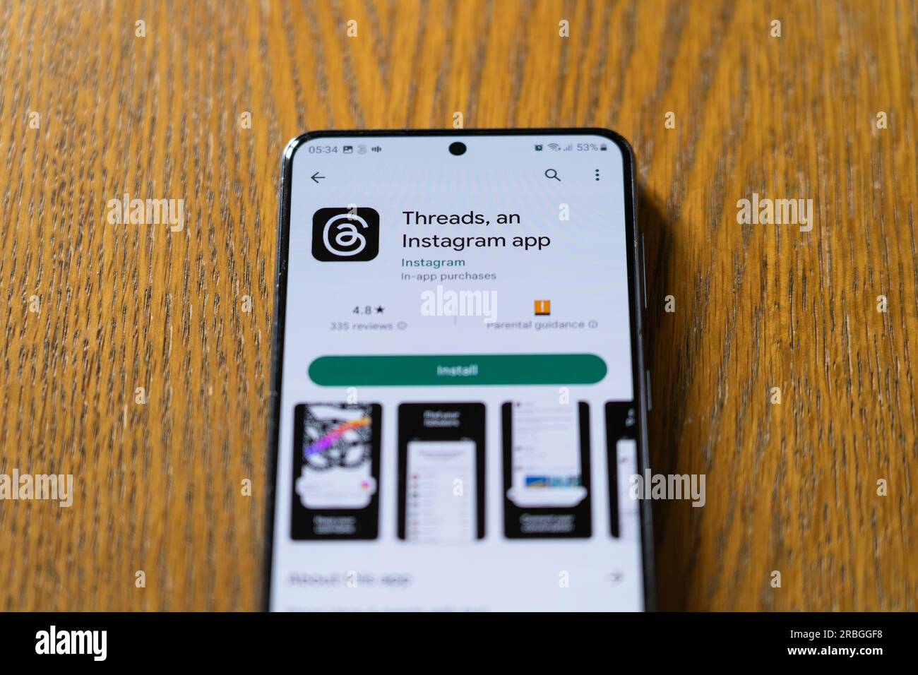 Threads Logo und Google Play Download-Bildschirm für Threads, eine Instagram App, auf einem Handy-/Smartphone-Bildschirm. Konzept: Ein Twitter-Ersatz Stockfoto