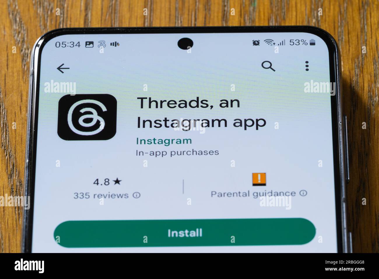 Threads Logo und Google Play Download-Bildschirm für Threads, eine Instagram App, auf einem Handy-/Smartphone-Bildschirm. Konzept: Ein Twitter-Ersatz Stockfoto