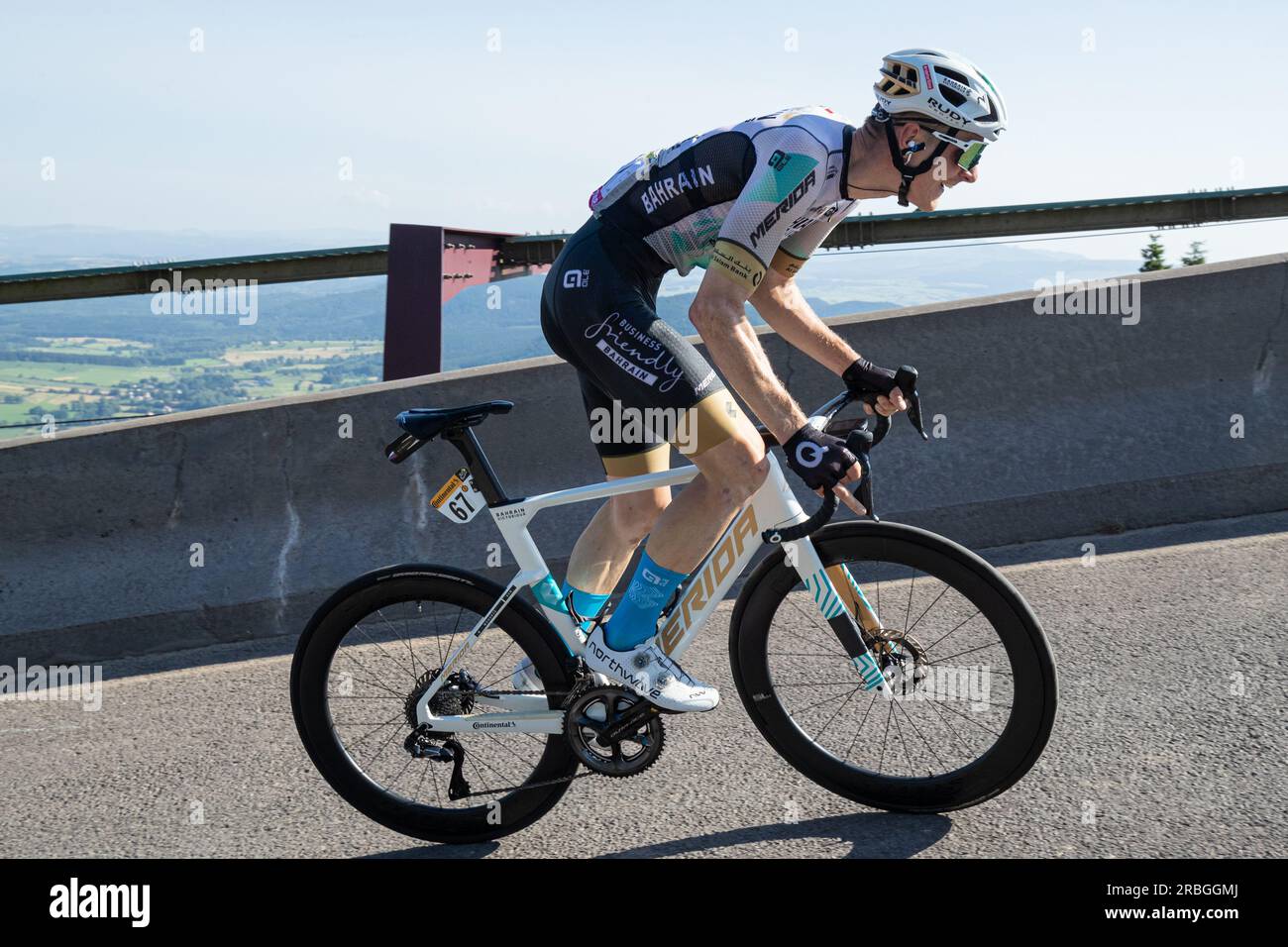 Puy de Dome, Frankreich, 9. Juli 2023, MATEJ MOHORIC von BAHRAIN SIEGREICH auf Stage 9, 184km, Saint Leonard de Noblat an Puy de Dome während der 110. Ausgabe der Tour de France Kredit: Nick Phipps/Alamy Live News Stockfoto