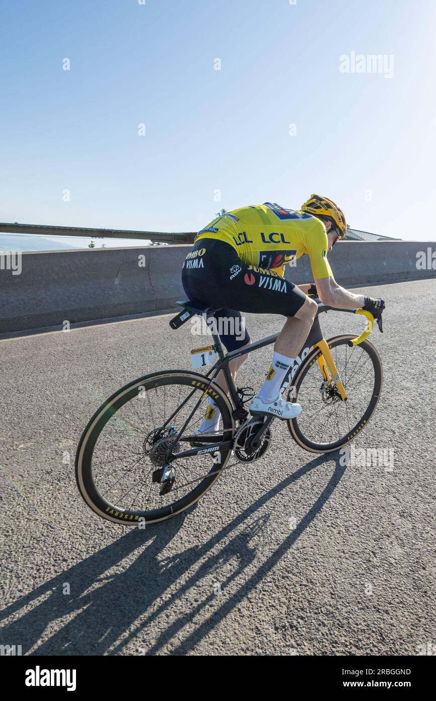 Puy de Dome, Frankreich, 9. Juli 2023, JONAS VINGEGAARD von JUMBO - VISMA im gelben Trikot, Leiter der allgemeinen Individualklassifikation auf Stage 9, 184km, Saint Leonard de Noblat an Puy de Dome während der 110. Ausgabe der Tour de France Credit: Nick Phipps/Alamy Live News Stockfoto