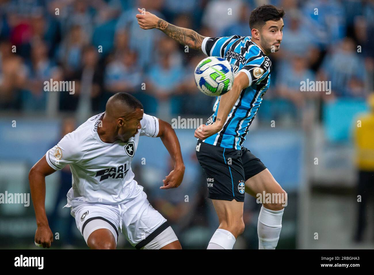 Porto Alegre, Brasilien. 09. Juli 2023. Mathias Villasanti von Gremio kämpft für den Besitz von Marlon Freitas von Botafogo während des Spiels zwischen Gremio und Botafogo für die brasilianische Serie A 2023 im Stadion Arena do Gremio in Porto Alegre am 09. Juli. Foto: Richard Ducker/DiaEsportivo/Alamy Live News Kredit: DiaEsportivo/Alamy Live News Stockfoto