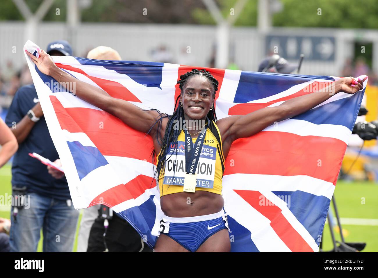 Manchester, Großbritannien. 08. Juli 2023. Manchester Regional Arena, Manchester, Großbritannien. Nationale britische Leichtathletikmeisterschaft 2023. Bildunterschrift: OHURUOGU feiert mit UJ Flag, nachdem er 400 Meter lang die Damen gewonnen hat. Bild: Mark Dunn/Alamy Live News (Sport) Kredit: Mark Dunn Photography/Alamy Live News Stockfoto