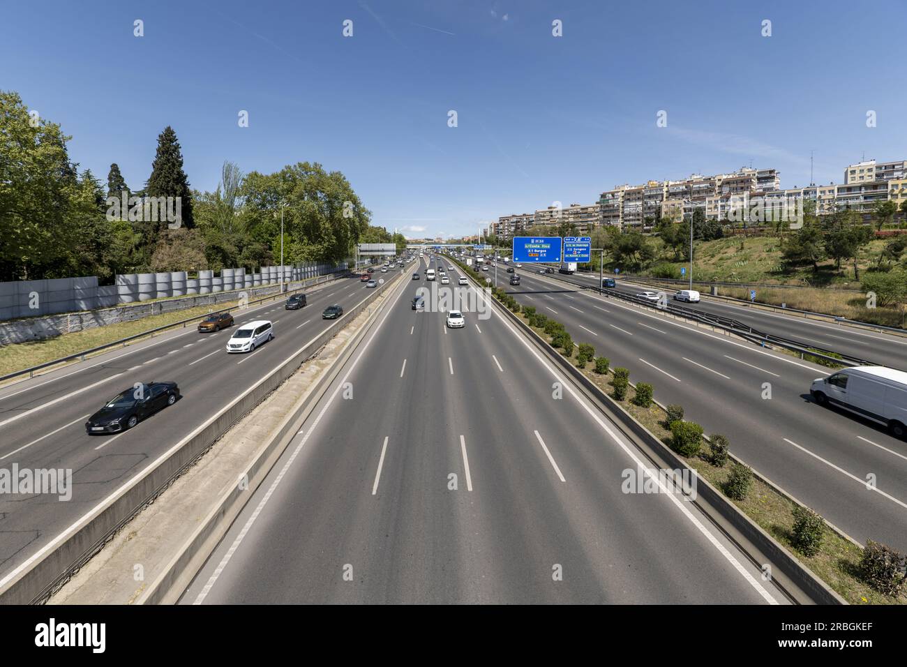 Städtische Ringstraßen m 30 in der Stadt Madrid mit Straßenverkehr Stockfoto