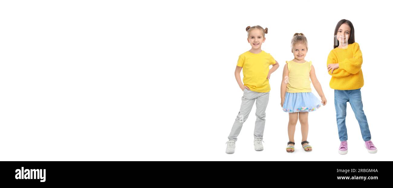 Süße kleine Mädchen auf weißem Hintergrund, Platz für Text. Bannerdesign Stockfoto
