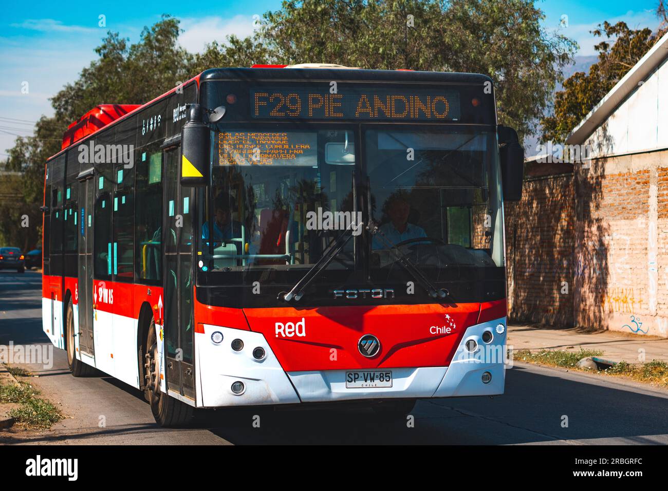 Santiago, Chile - April 10 2023: Öffentlicher Nahverkehr Transantiago oder Red Metropolitana de Movilidad, Bus auf der Route F29 Stockfoto