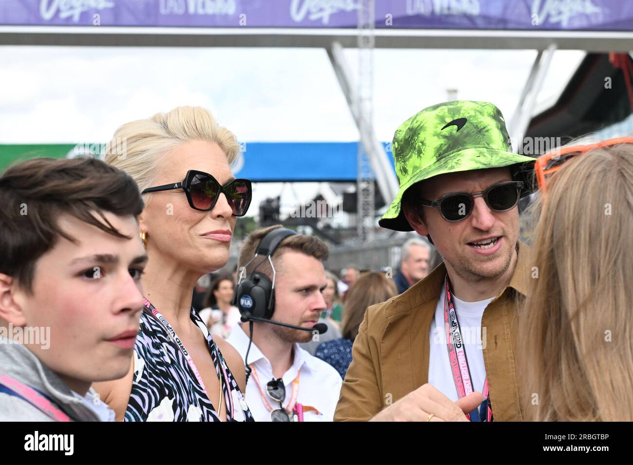 Silverstone, Großbritannien. 9. Juli 2023: Silverstone Circuit, Northamptonshire, England: Formula 1 2023 Aramco British F1 Grand Prix: Race Day; Greg James und Hannah Waddingham auf dem Startfeld Credit: Action Plus Sports Images/Alamy Live News Stockfoto