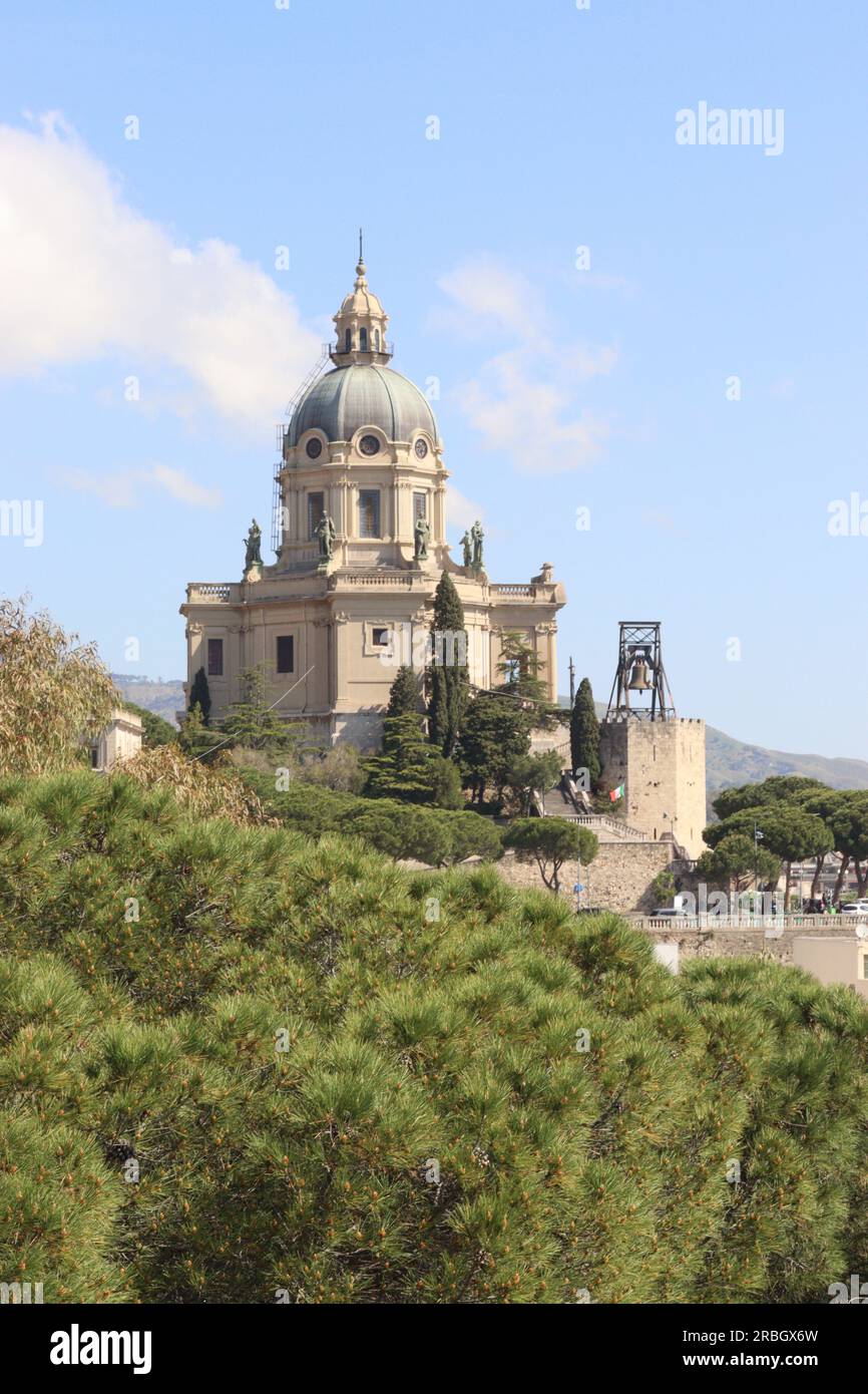 Kirche Christi des Königs, militärischer Schrein von Messina, von der Montalto-Kirche aus gesehen, auch bekannt als Heiligtum der Madonna von Montalto Sizilien, Italien. Stockfoto