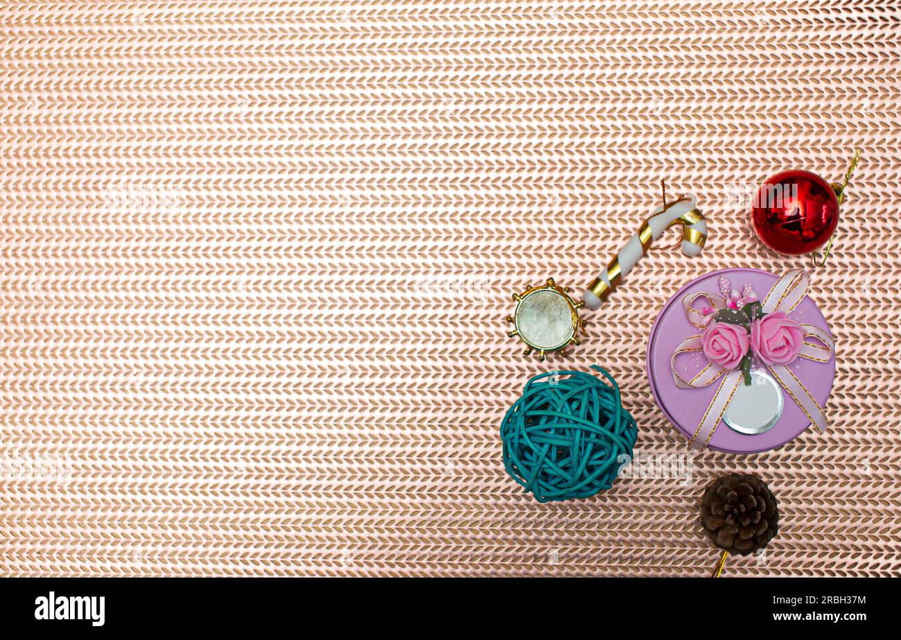 Weihnachtsgeschenke mit hoher Aussicht auf goldenem Hintergrund sind am Rand des Rahmens verstreut. Lassen Sie ein Leerzeichen in der Mitte für sich Stockfoto