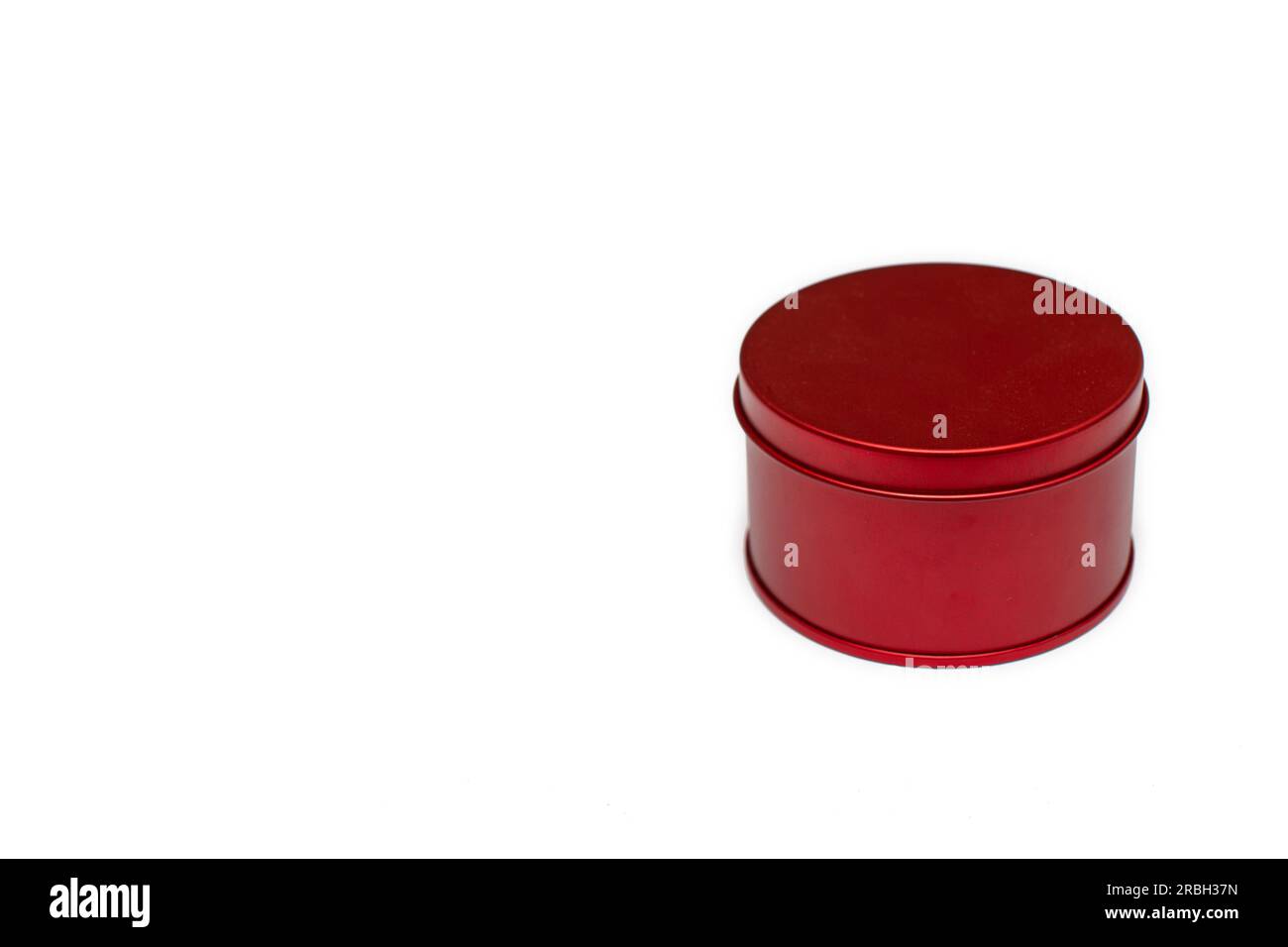 Karton mit roten Geschenken auf weißem Hintergrund ohne Platz für Texte. Stockfoto