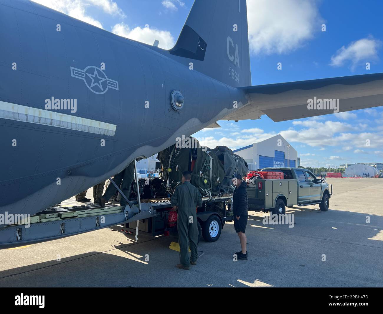 Ein 26 Jahre alter Fischer erleidet auf einem Fischereifahrzeug, das mehr als 750 Meilen vor der Küste von Costa Rica liegt, am frühen Freitagmorgen, dem 7. Juli 2023, eine schwere Kopfverletzung. Pararescuemen vom 129. Rettungsflügel, California Air National Guard, sprangen Samstagabend aus einem HC-130J Kampfflugzeug King II, um den Patienten zu erreichen und medizinische Hilfe zu leisten. Das Opfer erlitt eine Platzwunde, nachdem es von einem Metallstab in den Kopf geschlagen wurde, als ein Flaschenzug am Gefäß riss. Die Sanitäter sind sicher an Bord des Schiffes gegangen und kümmern sich derzeit um das Opfer auf dem Weg nach Costa Rica. Stockfoto