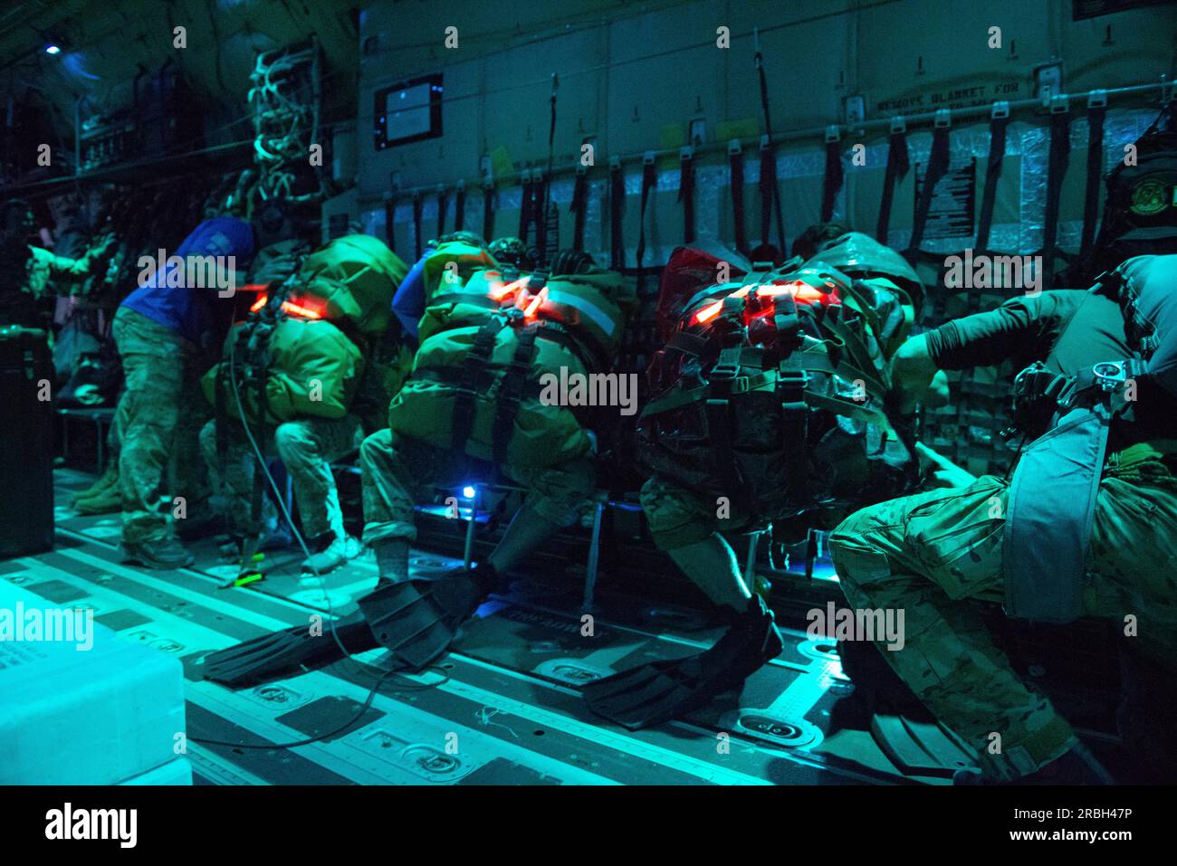 Ein 26 Jahre alter Fischer erleidet auf einem Fischereifahrzeug, das mehr als 750 Meilen vor der Küste von Costa Rica liegt, am frühen Freitagmorgen, dem 7. Juli 2023, eine schwere Kopfverletzung. Pararescuemen vom 129. Rettungsflügel, California Air National Guard, sprangen Samstagabend aus einem HC-130J Kampfflugzeug King II, um den Patienten zu erreichen und medizinische Hilfe zu leisten. Das Opfer erlitt eine Platzwunde, nachdem es von einem Metallstab in den Kopf geschlagen wurde, als ein Flaschenzug am Gefäß riss. Die Sanitäter sind sicher an Bord des Schiffes gegangen und kümmern sich derzeit um das Opfer auf dem Weg nach Costa Rica. Stockfoto