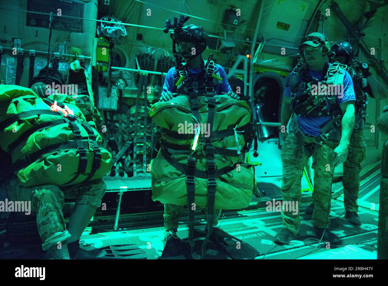 Ein 26 Jahre alter Fischer erleidet auf einem Fischereifahrzeug, das mehr als 750 Meilen vor der Küste von Costa Rica liegt, am frühen Freitagmorgen, dem 7. Juli 2023, eine schwere Kopfverletzung. Pararescuemen vom 129. Rettungsflügel, California Air National Guard, sprangen Samstagabend aus einem HC-130J Kampfflugzeug King II, um den Patienten zu erreichen und medizinische Hilfe zu leisten. Das Opfer erlitt eine Platzwunde, nachdem es von einem Metallstab in den Kopf geschlagen wurde, als ein Flaschenzug am Gefäß riss. Die Sanitäter sind sicher an Bord des Schiffes gegangen und kümmern sich derzeit um das Opfer auf dem Weg nach Costa Rica. Stockfoto