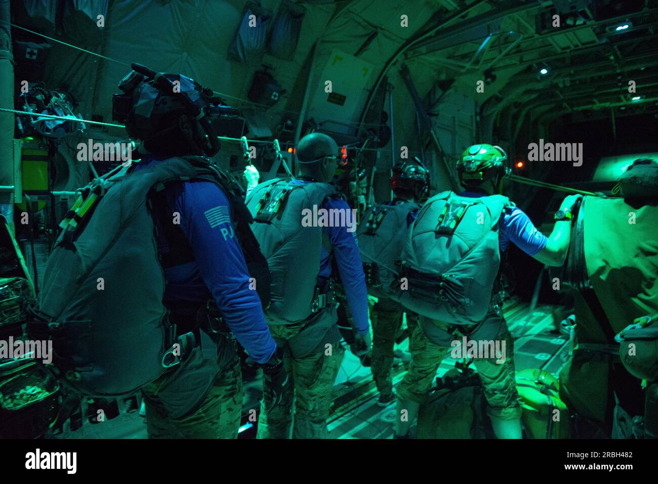 Ein 26 Jahre alter Fischer erleidet auf einem Fischereifahrzeug, das mehr als 750 Meilen vor der Küste von Costa Rica liegt, am frühen Freitagmorgen, dem 7. Juli 2023, eine schwere Kopfverletzung. Pararescuemen vom 129. Rettungsflügel, California Air National Guard, sprangen Samstagabend aus einem HC-130J Kampfflugzeug King II, um den Patienten zu erreichen und medizinische Hilfe zu leisten. Das Opfer erlitt eine Platzwunde, nachdem es von einem Metallstab in den Kopf geschlagen wurde, als ein Flaschenzug am Gefäß riss. Die Sanitäter sind sicher an Bord des Schiffes gegangen und kümmern sich derzeit um das Opfer auf dem Weg nach Costa Rica. Stockfoto