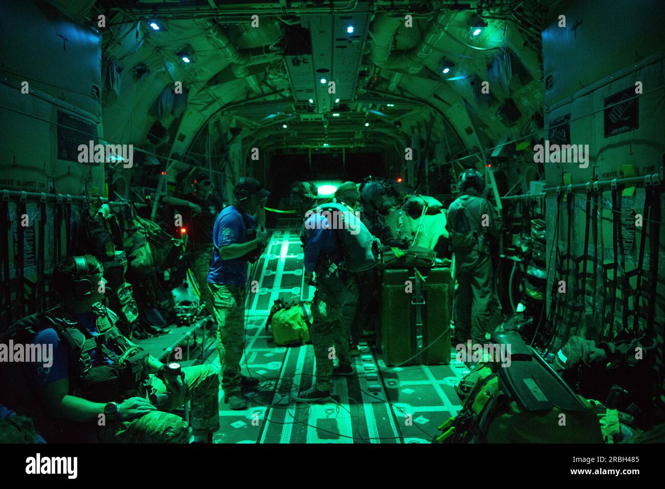 Ein 26 Jahre alter Fischer erleidet auf einem Fischereifahrzeug, das mehr als 750 Meilen vor der Küste von Costa Rica liegt, am frühen Freitagmorgen, dem 7. Juli 2023, eine schwere Kopfverletzung. Pararescuemen vom 129. Rettungsflügel, California Air National Guard, sprangen Samstagabend aus einem HC-130J Kampfflugzeug King II, um den Patienten zu erreichen und medizinische Hilfe zu leisten. Das Opfer erlitt eine Platzwunde, nachdem es von einem Metallstab in den Kopf geschlagen wurde, als ein Flaschenzug am Gefäß riss. Die Sanitäter sind sicher an Bord des Schiffes gegangen und kümmern sich derzeit um das Opfer auf dem Weg nach Costa Rica. Stockfoto