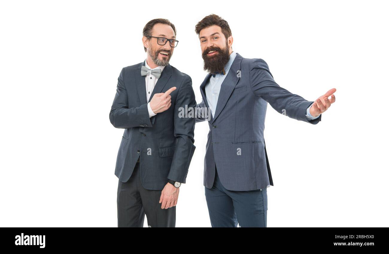 Inspiriert, hart zu arbeiten. Geschäftsmänner mit Bart in formellen Anzügen. Geschäftstreffen. Teamerfolg. Reife Männer haben ein eigenes Geschäft. Partnerschaft der Chefs isola Stockfoto