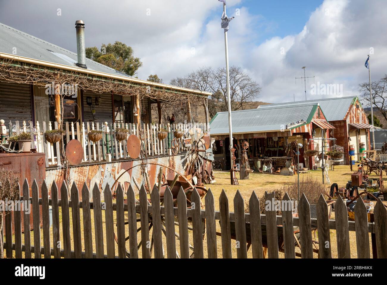 Sofala ehemaliger Goldgräberstadt und Dorfhaus mit rostigen Metallarbeiten und Sammlerstücken, New South Wales, Australien Stockfoto