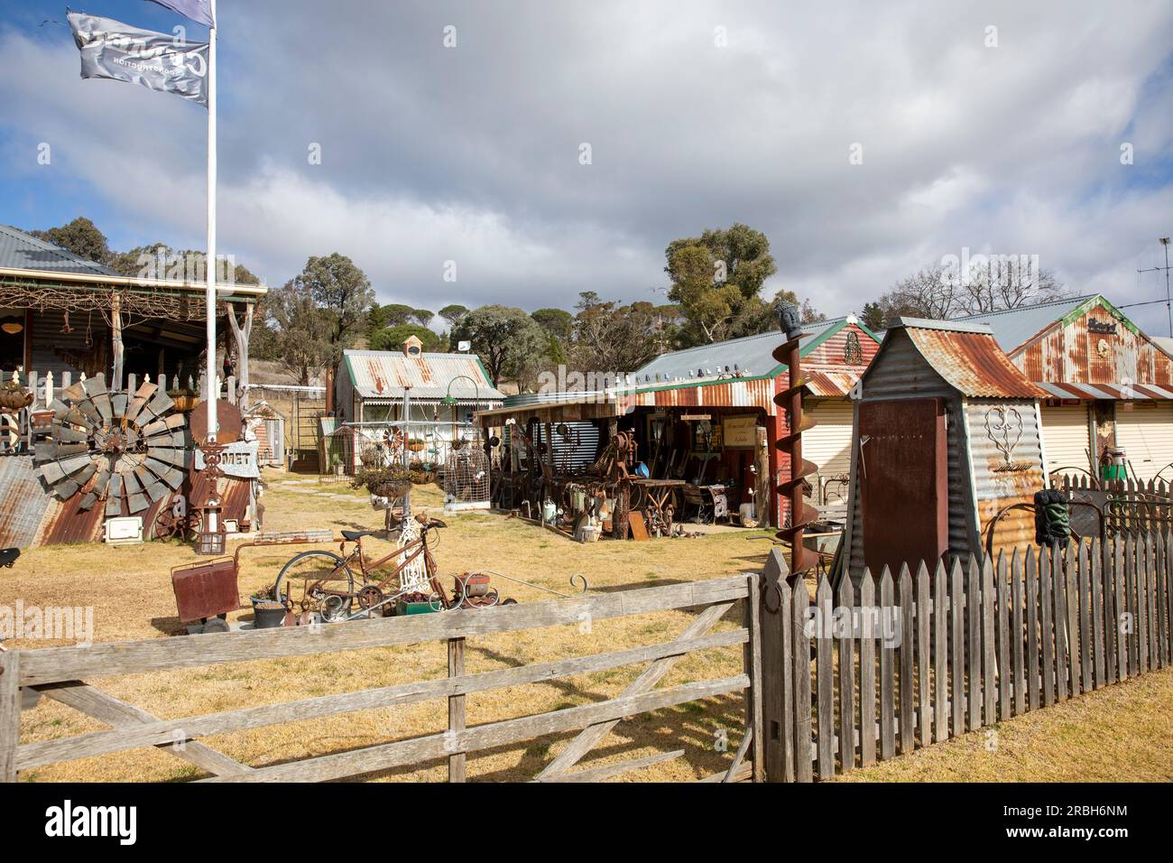 Sofala ehemaliger Goldgräberstadt und Dorfhaus mit rostigen Metallarbeiten und Sammlerstücken, New South Wales, Australien Stockfoto