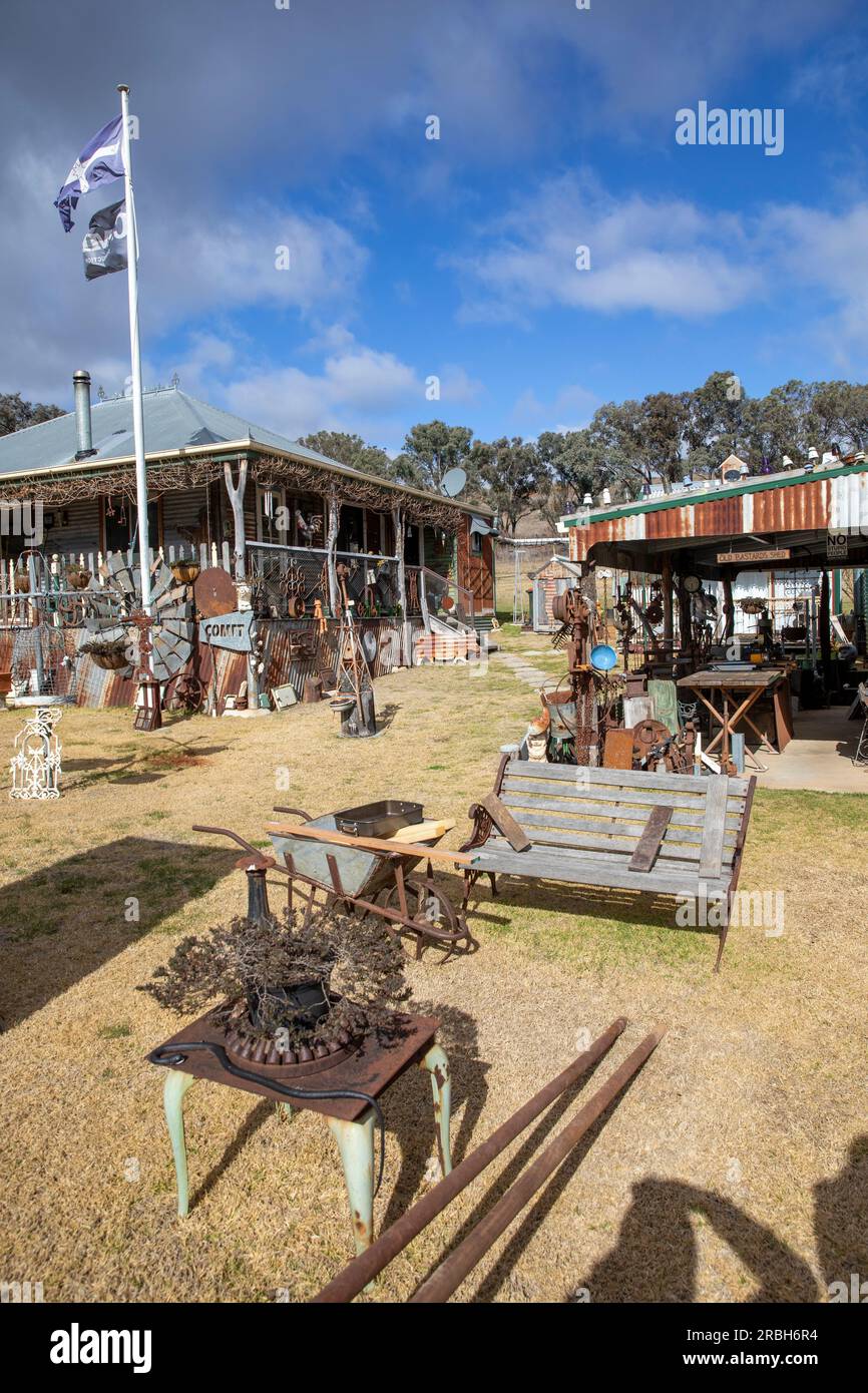 Juli 2023, Sofala ehemalige Goldgräberstadt und Dorfhaus Rustlers Roost mit rostigen Metallarbeiten und Sammlerstücken, New South Wales, Australien Stockfoto