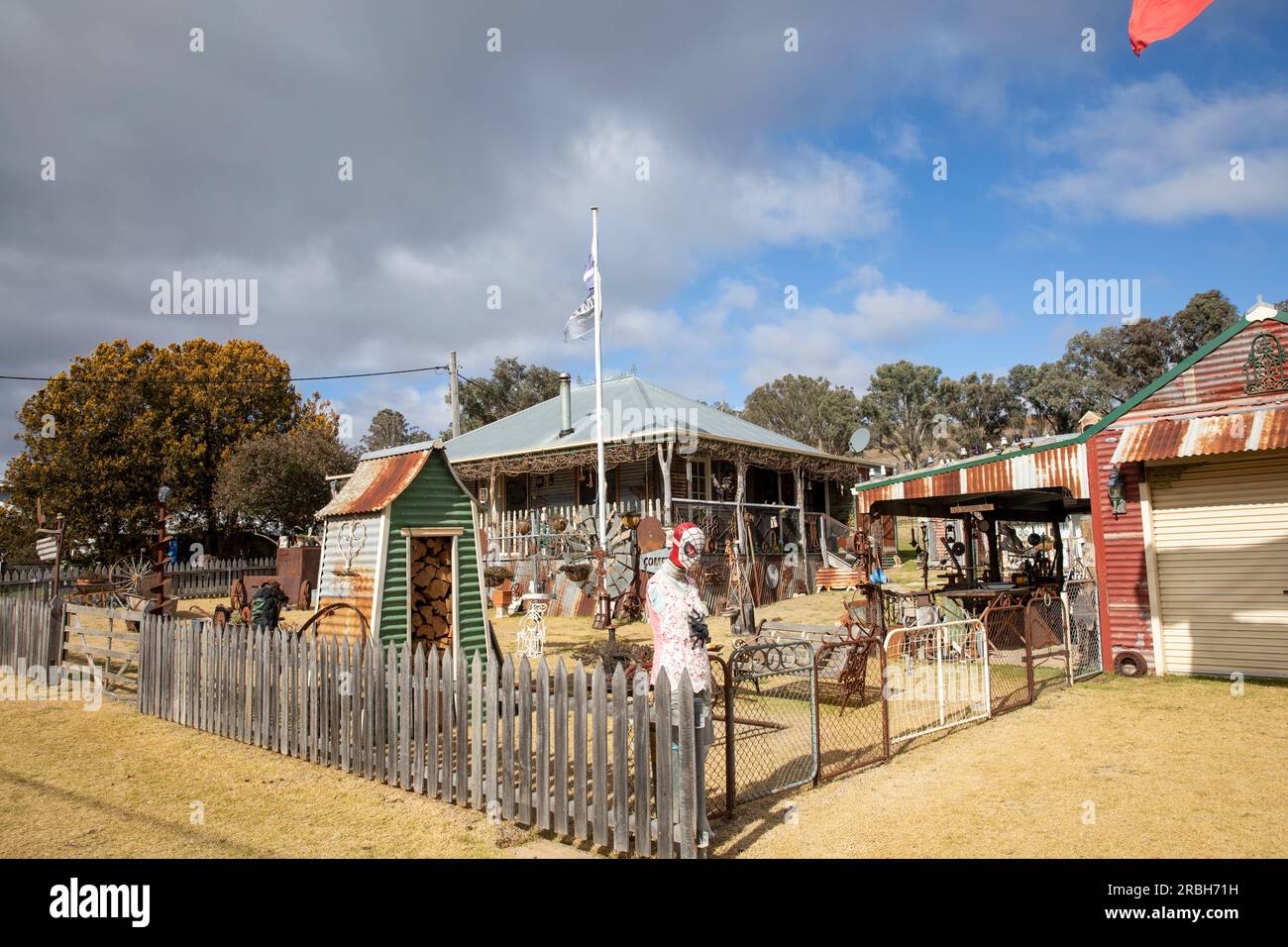 Juli 2023, Sofala ehemalige Goldgräberstadt und Dorfhaus Rustlers Roost mit rostigen Metallarbeiten und Sammlerstücken, New South Wales, Australien Stockfoto