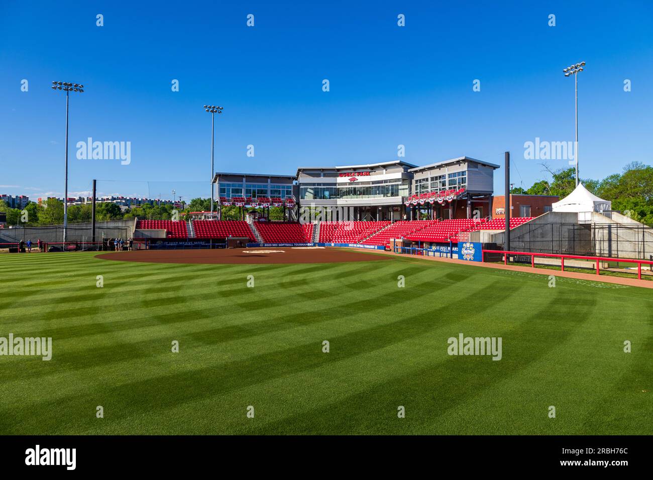 Fayetteville, AR - 7. Mai 2023: Bogle Park ist die Heimat des Razorback Softball-Teams der University of Arkansas Stockfoto