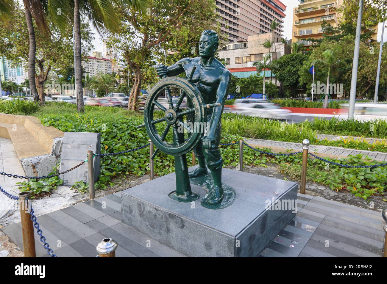 Denkmal der philippinischen Seeleute zu Ehren philippinischer Seeleute, die auf See starben, Seamanstatue mit dem Ruder eines Schiffes, Manila Baywalk, Philippinen Stockfoto