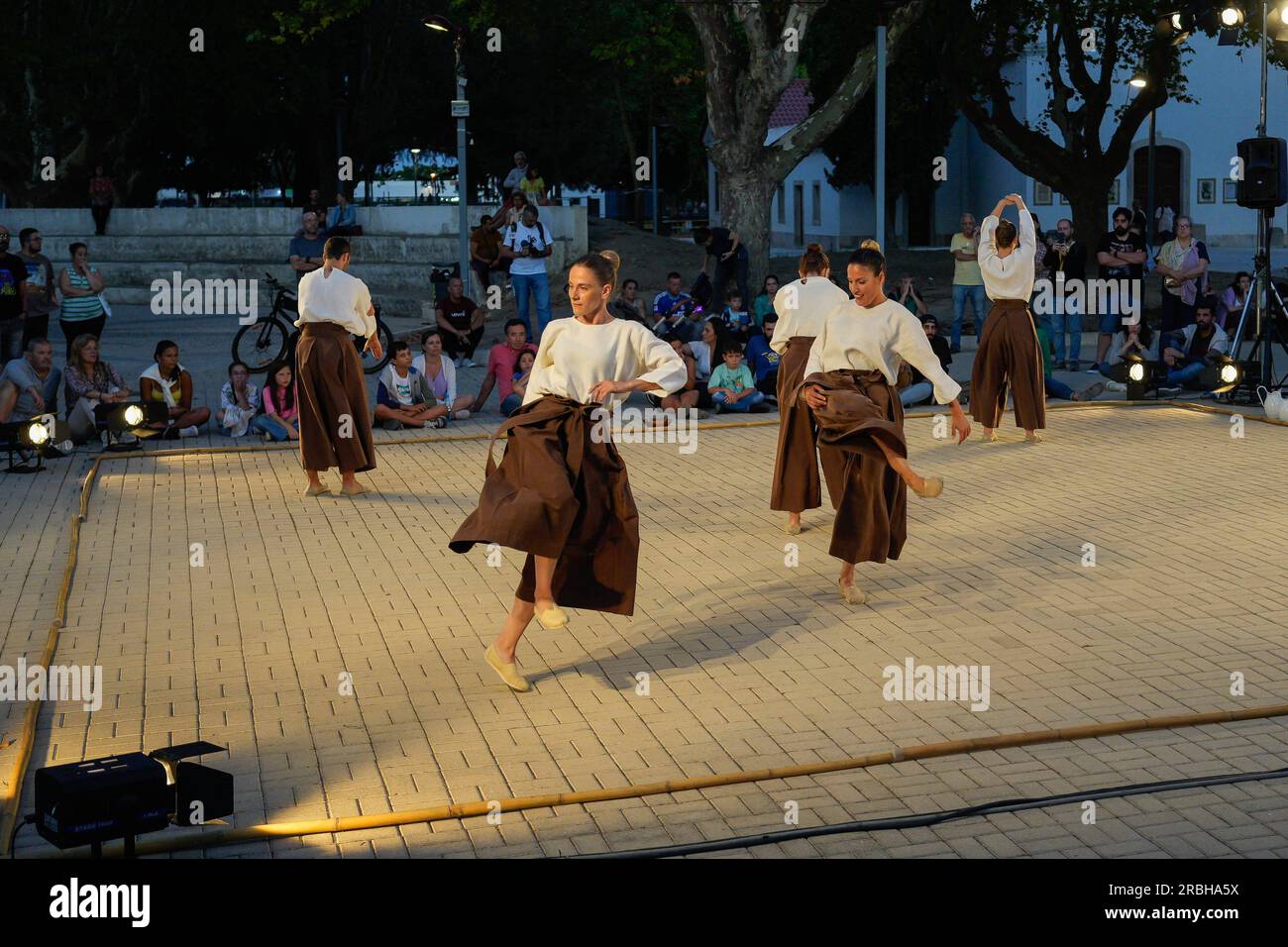 Pinhal Novo, Portugal. 09. Juli 2023. UR, Tanzshow von Haatik Danza aus Spanien, am letzten Tag des FIG - Festival Internacional de Gigantes 12. (Internationales Festival der Riesen). Während der drei Tage wurden mehr als 30 Vorstellungen aufgeführt, bei denen zeitgenössische und traditionelle animierte Formen, Theaterstücke und Objekte stark dominierten. Kredit: SOPA Images Limited/Alamy Live News Stockfoto