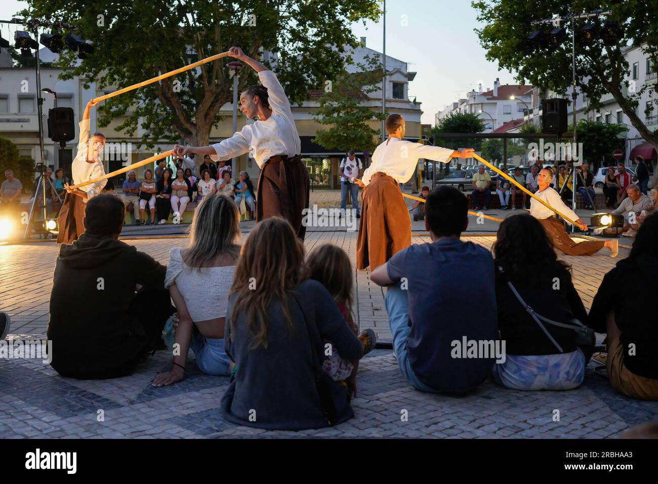 Pinhal Novo, Portugal. 09. Juli 2023. UR, Tanzshow von Haatik Danza aus Spanien, am letzten Tag des FIG - Festival Internacional de Gigantes 12. (Internationales Festival der Riesen). Während der drei Tage wurden mehr als 30 Vorstellungen aufgeführt, bei denen zeitgenössische und traditionelle animierte Formen, Theaterstücke und Objekte stark dominierten. Kredit: SOPA Images Limited/Alamy Live News Stockfoto