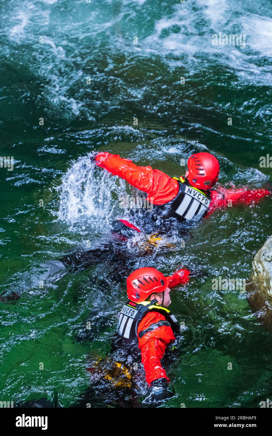 Feuerwehrmann trainiert für Rettungsmission. Rettungsteam in Aktion. Ein Feuerwehr- und Rettungsteam arbeitet zusammen, um ihre Lebensrettungsfähigkeiten bei Überschwemmungen zu verbessern Stockfoto