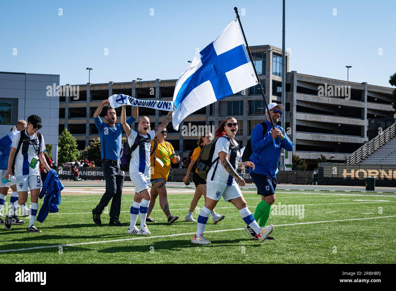 Foto der finnischen Mannschaft bei der Parade zur Eröffnung der Obdachlosenweltmeisterschaft. Bei der Veranstaltung handelt es sich um einen Straßenfußballwettbewerb. Stockfoto