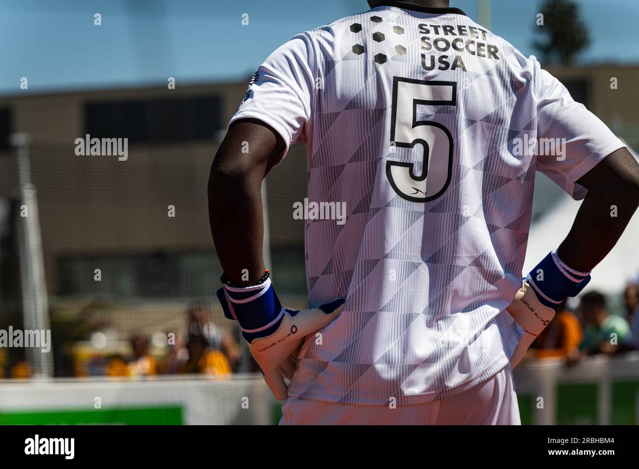 Foto des hinteren Torwarts der Fußballmannschaft der USA Männer bei der Obdachlosen Weltmeisterschaft während ihres ersten Spiels. Es ist ein Straßenfußball-Event. Stockfoto