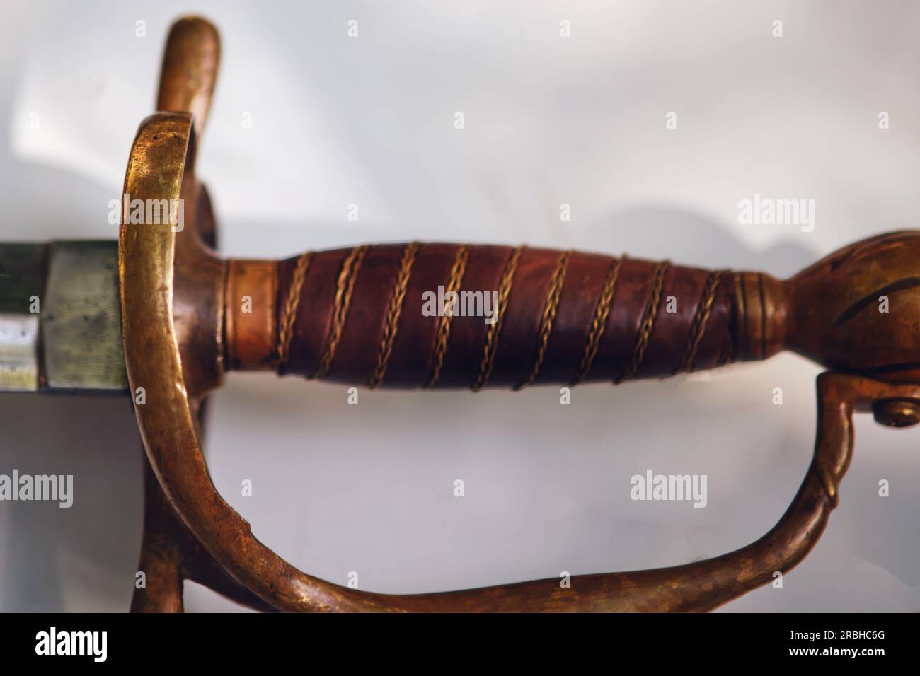 Der Griff eines alten Soldatenschwert. Alte Objekte aus der Zeit des 18. Jahrhunderts, Nachstellung von Ereignissen Stockfoto