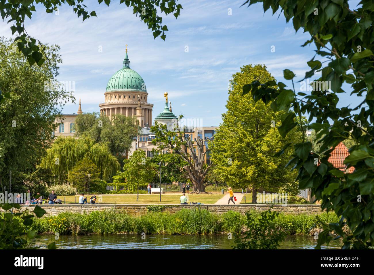Potsdam, Brandenburg, Deutschland - 3. Juni 2023: Museum Barberini vom Nuthe-Park in Potsdam, Brandenburg, Deutschland Stockfoto