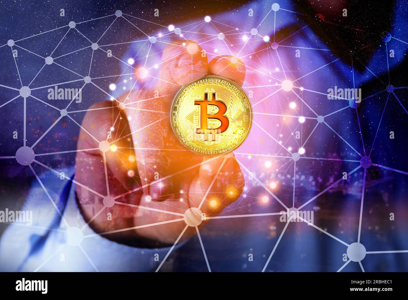 Mehrfachbelichtung des Geschäftsmannes mit Bitcoin, Plänen und Nachtstädten Stockfoto