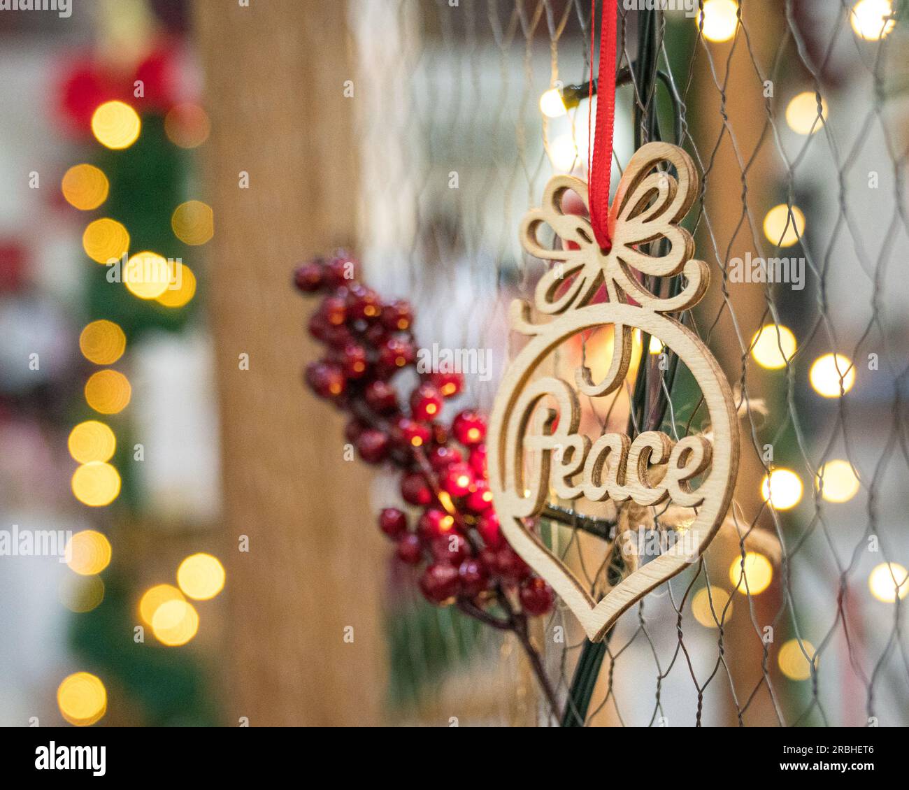 Hängende Dekoration mit dem Wort "Frieden". Weihnachtskonzept. Stockfoto