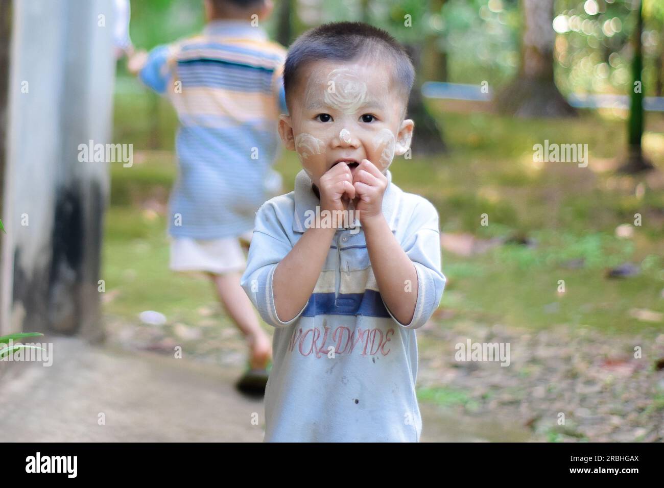 Lächeln und glückliche Kinder Stockfoto