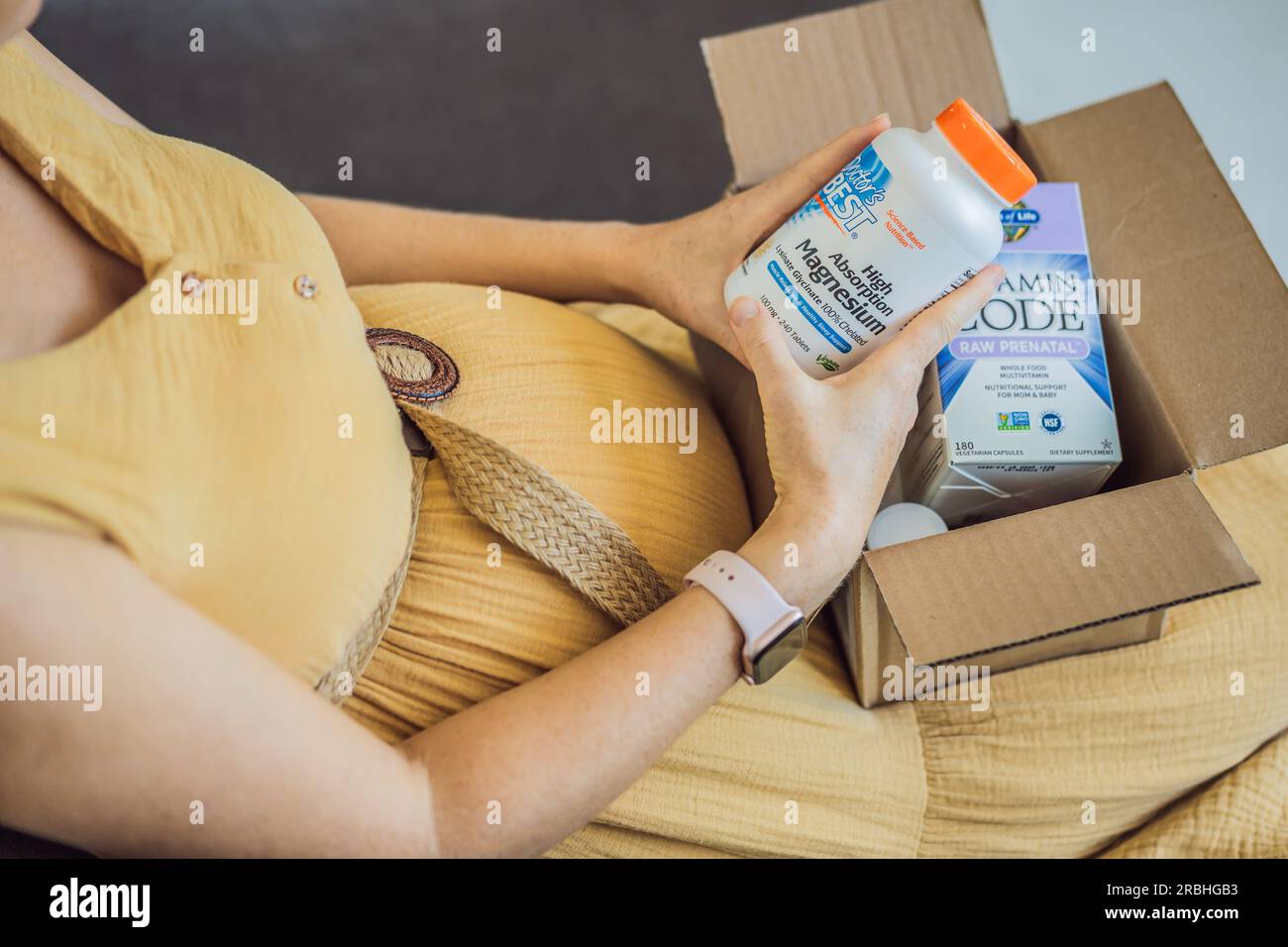 12.16.22, USA, Miami: Eine schwangere Frau erhielt ein iherb-Paket. Das beste hochabsorbierende Magnesium des Arztes. Vitamine und Mineralien für eine gesunde Stockfoto