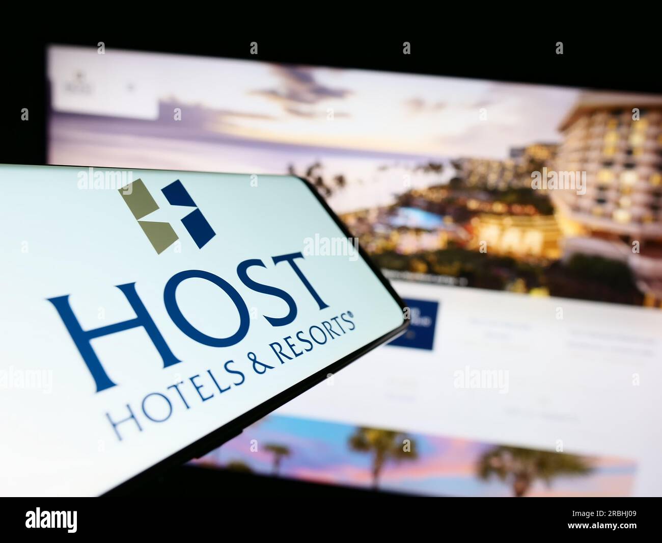 Mobiltelefon mit Logo des amerikanischen Unternehmens Host Hotels and Resorts Inc. Auf dem Bildschirm vor der Website. Fokus auf die Mitte rechts des Telefondisplays. Stockfoto