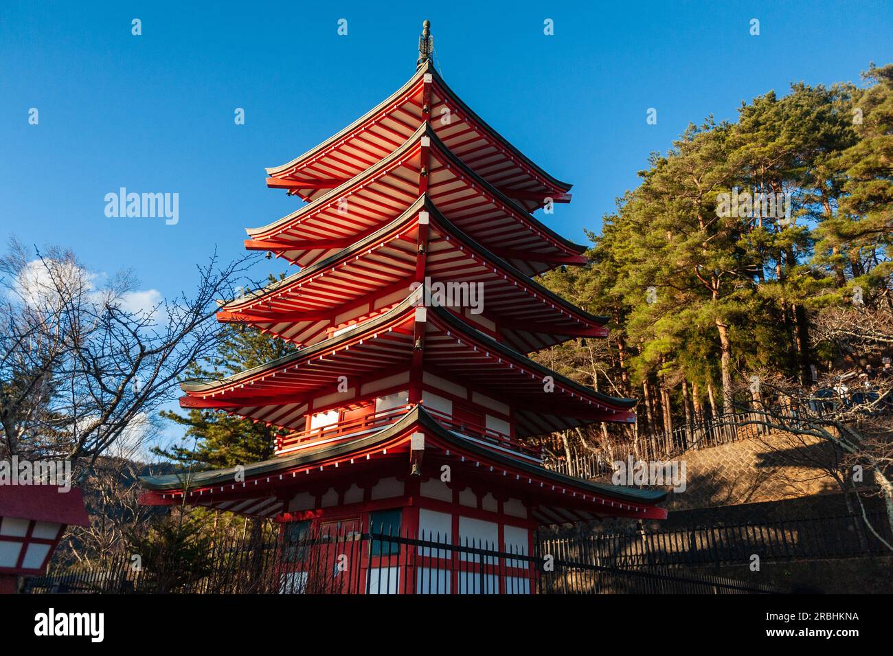 Shimoyoshida, Japan - 27. Dezember 2019. Außenaufnahmen der berühmten Chureito-Pagode. Stockfoto
