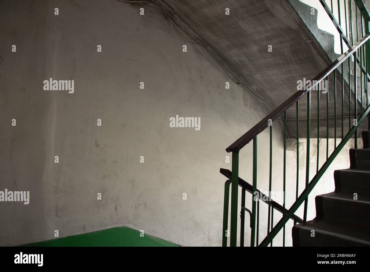 Alte schmutzige sowjetische Eingang in einem Mehrfamilienhaus nach einem Brand, ein Flur im Eingang, eine Treppe Stockfoto