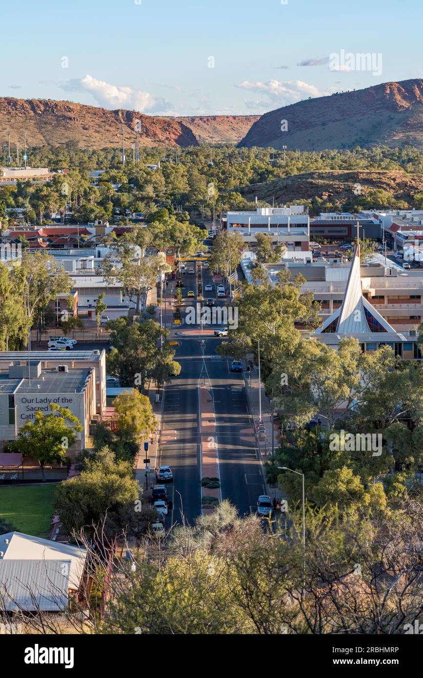 Blick auf die Bath Street vom Anzac Hill in Alice Springs, Northern Territory, Australien, in Richtung Heavitree Gap am späten Nachmittag Stockfoto