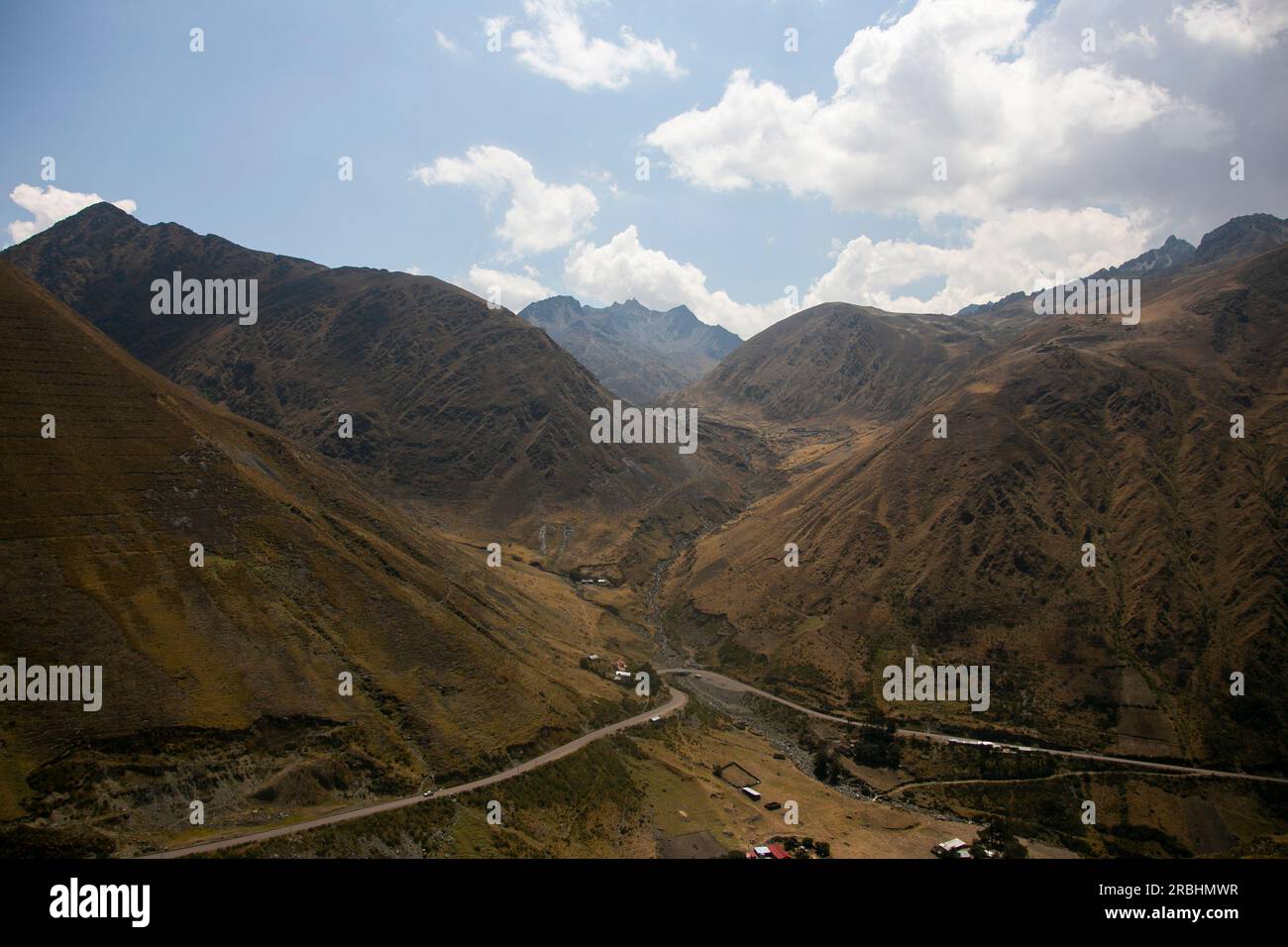 Blick auf das heilige Tal in Peru vom höchsten Punkt der Bergkette in Abra Malaga. Stockfoto