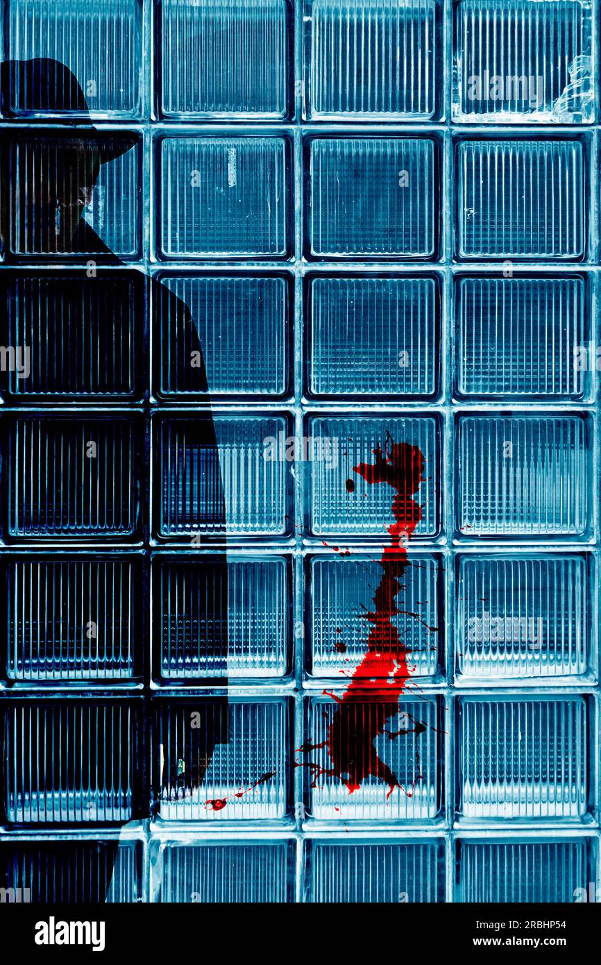 Geheimnisvoller Mann hinter einer Glaswand, voller Blut Stockfoto