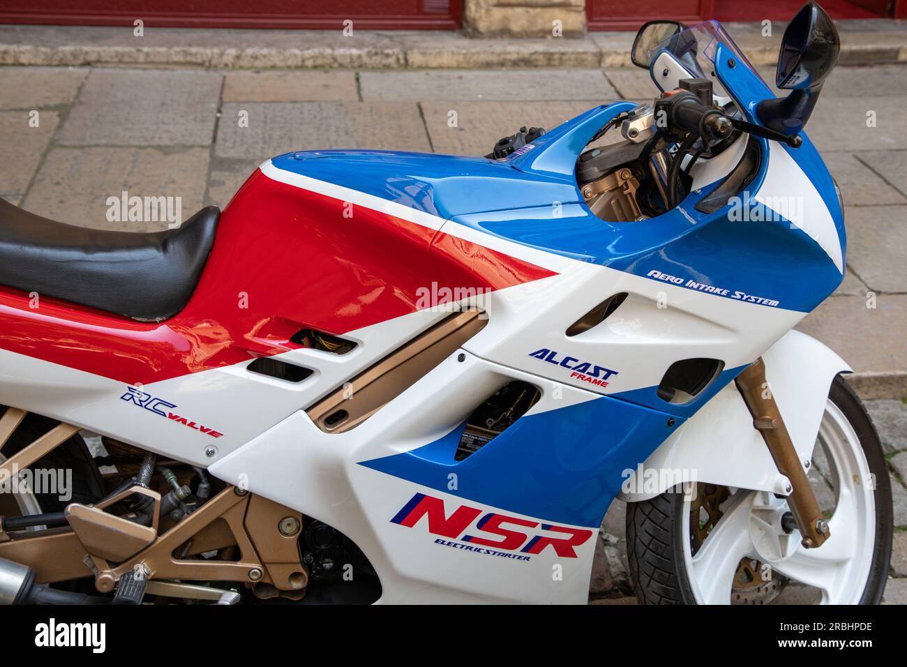 Bordeaux , Frankreich - 07 01 2023 : honda nsr Supersport Antike Sammlermarke und Textzeichen auf Motorrad-Retro-Verkleidung Stockfoto