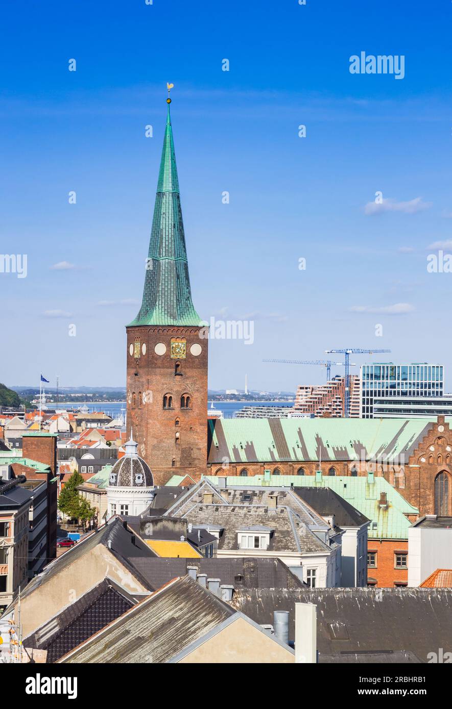 Dächer und Kirchturm in der Skyline des historischen Aarhus, Dänemark Stockfoto