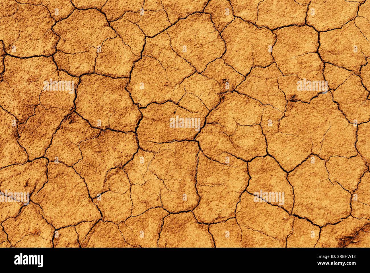 Draufsicht Textur trockener Böden, Schlammrissboden als Hintergrund für das Klimaschutzkonzept, direkt darüber Stockfoto